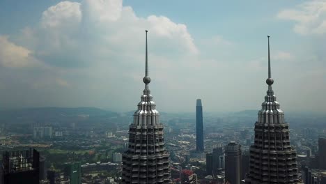 Petronas-Tower-Wolkenkratzer-Hochhaus-In-Der-Innenstadt-Von-Kuala-Lumpur,-Malaysia---Luftdrohnenumlaufbahn