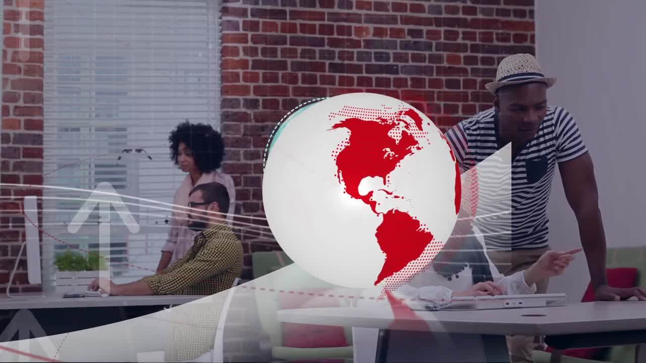 animación del globo giratorio con flechas de carga procesamiento de datos sobre diversos colegas en la oficina