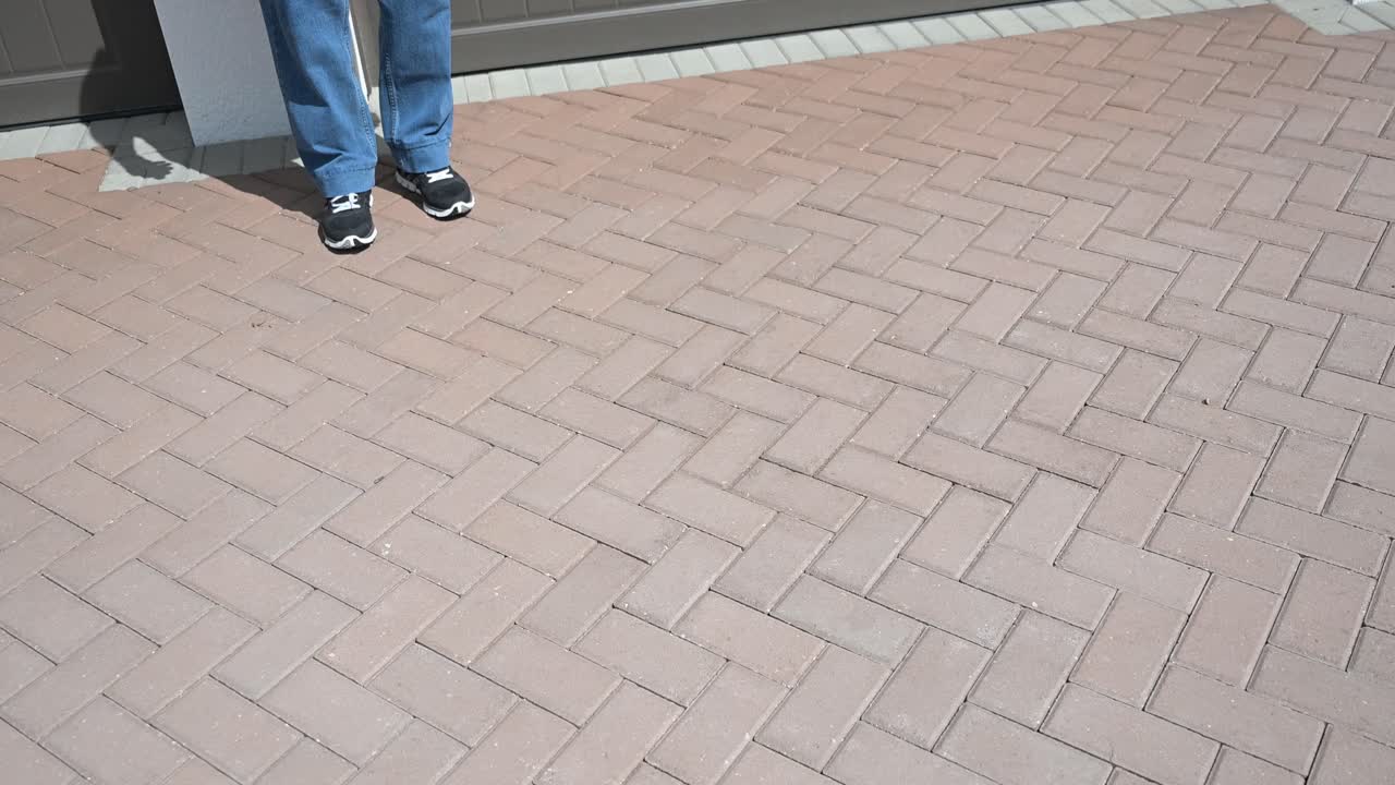 행복 한 고객 은 최근 에 설치 된 새 차고 문 앞 에 서 있다