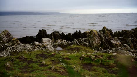 vista del océano atlántico, rocas en la orilla y olas en el océano en dundalk, irlanda