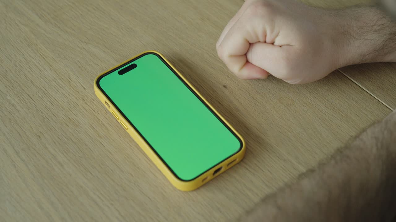 Smartphone con schermo verde su un tavolo, ideale per la sostituzione dello schermo, demo di app e presentazioni digitali.