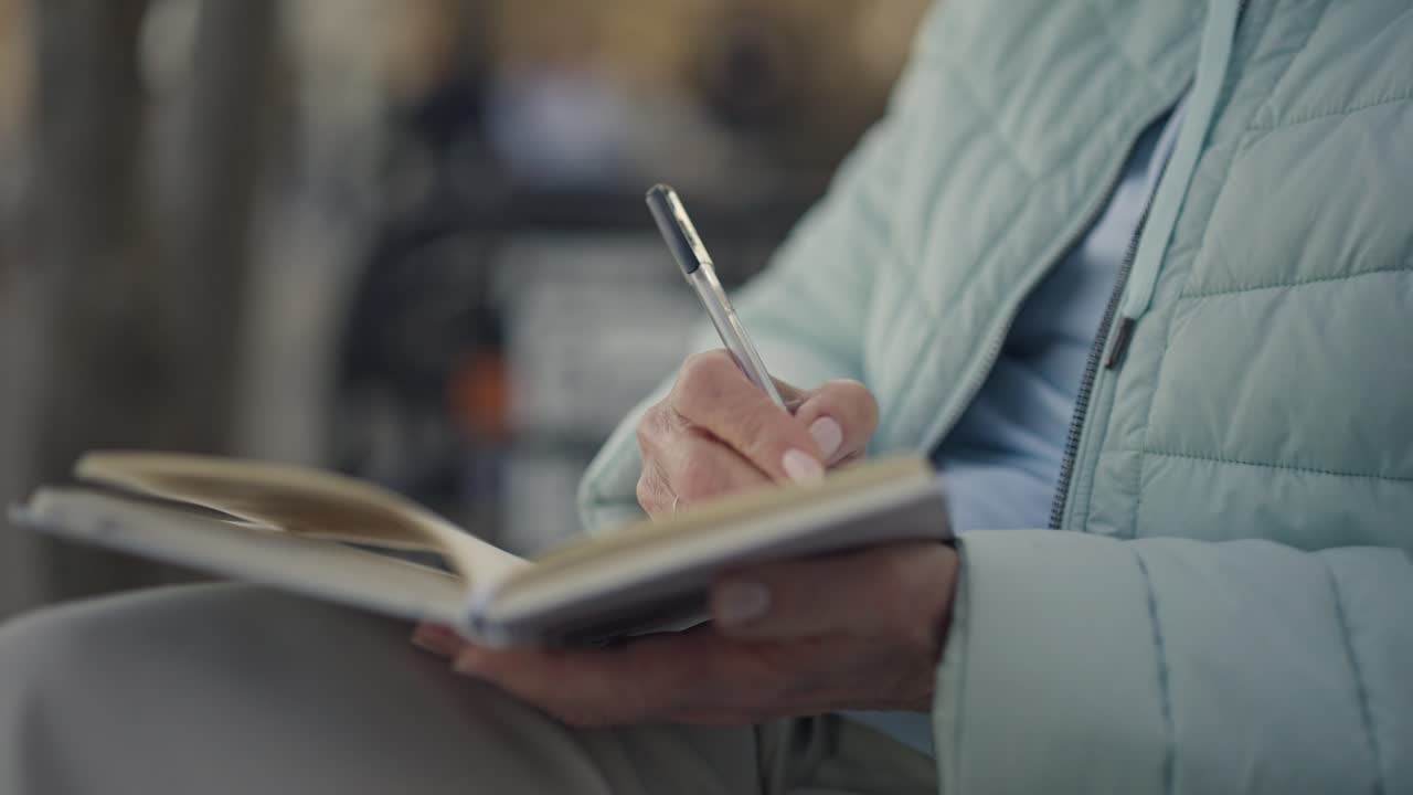 여자는 노트북에 쓰기