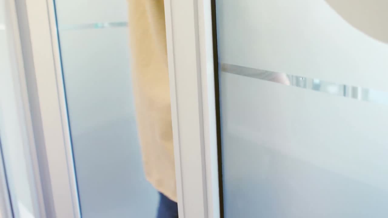 hombre ejecutivo entrando en la cabina