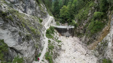 Drohnenansicht-Alte-Talsperre-Almachschlucht-Bayerische-Alpen-Deutschland