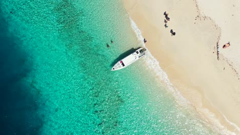 la gente se baja del barco después de un hermoso recorrido por las islas tropicales con una playa exótica y una laguna azul turquesa, indonesia
