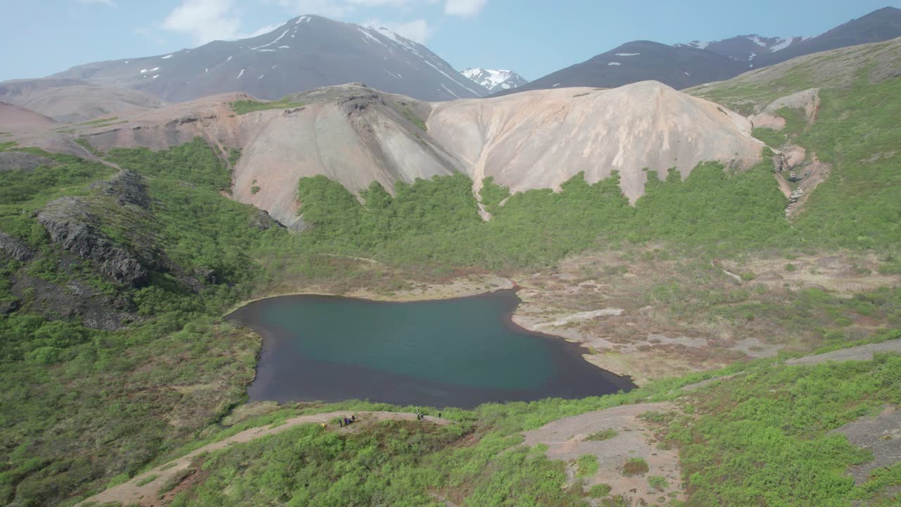 взгляд с воздуха на чистое голубое горное озеро, скрытое в золотом каньоне в исландии летом