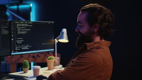 joyful it specialist doet gecontracteerde werk vanuit het appartement, het schrijven van regels van code