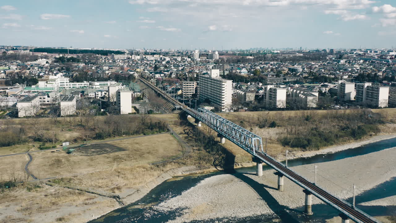 일본 도쿄의 도시 풍경과 함께 타마 강을 가로지르는 이츠카이치 선