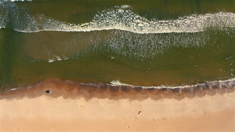 Blick-Von-Oben-Auf-Die-Meereswellen,-Die-Bei-Sonnenuntergang-Zum-Strand-Kommen