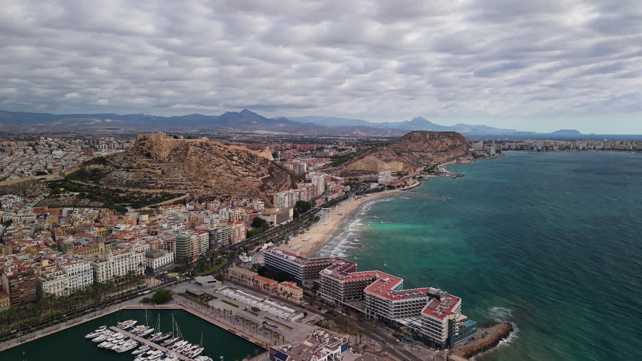 Luftfoto af Alicantes kystlinje, strand og Santa Barbara-slottets panorama