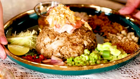 delicioso plato tailandés con ingredientes vibrantes