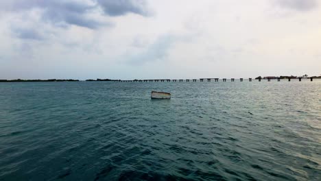 Verrostete-Metallkiste,-Die-Aufs-Meer-Hinausschwimmt