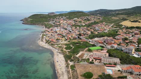 Playa-De-Lu-Bagnu-Y-Ciudad-Costera-Cerca-De-Castelsardo,-Cerdeña---Antena-4k