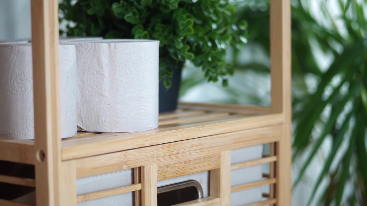 Toiletpapierrollen op een houten badkamerplank