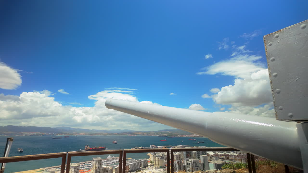 지브롤터 시를 내려다보는 역사적인 대포, 은 푸른 하늘 아래에서 멀리 있는 만과 산의 넓은 전망