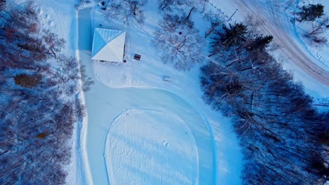 crepúsculo de invierno aéreo vista de pájaro sobrevuelo victoria park de edmonton pista de carreras de patinaje sobre hielo hecha por el hombre casi en forma de infinito que se conecta a la arena municipal al aire libre más grande de canadá1-4