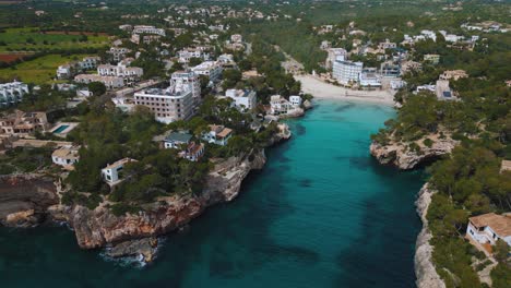 bahía natural remota, agua de mar azul turquesa clara con playa de arena blanca, villa de hotel de lujo