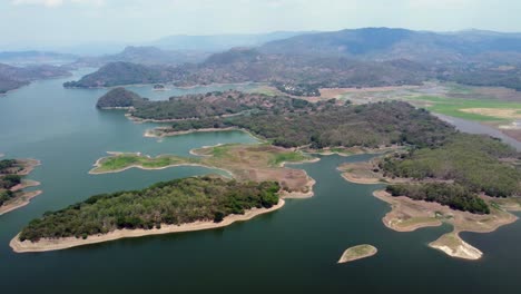 Luftaufnahme:-Niedrigwasserreservoir-Und-Copapayo-Dorf-In-El-Salvador
