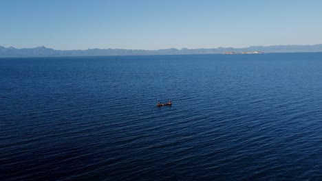 pescador en un barco que navega por el mar del caribe, en cap haitien, haití
