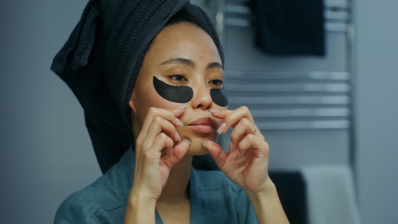 눈 패치 와 얼굴 마스크 를 착용 하는 여자