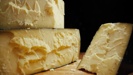 queso de cabeza dura media parmesano en tablero de madera. disparo de dolly-out