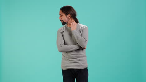 retrato de un hombre rascándose el cuello centrándose en identificar el ruido