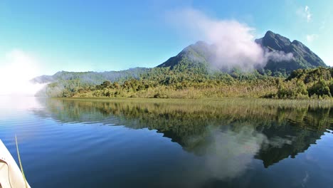 vista panorámica desde un bote del lago césar en el parque nacional corcovado durante el viaje de pesca con mosca en el sur de chile