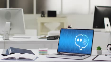 portátil con procesamiento de datos en la pantalla en el escritorio de la oficina
