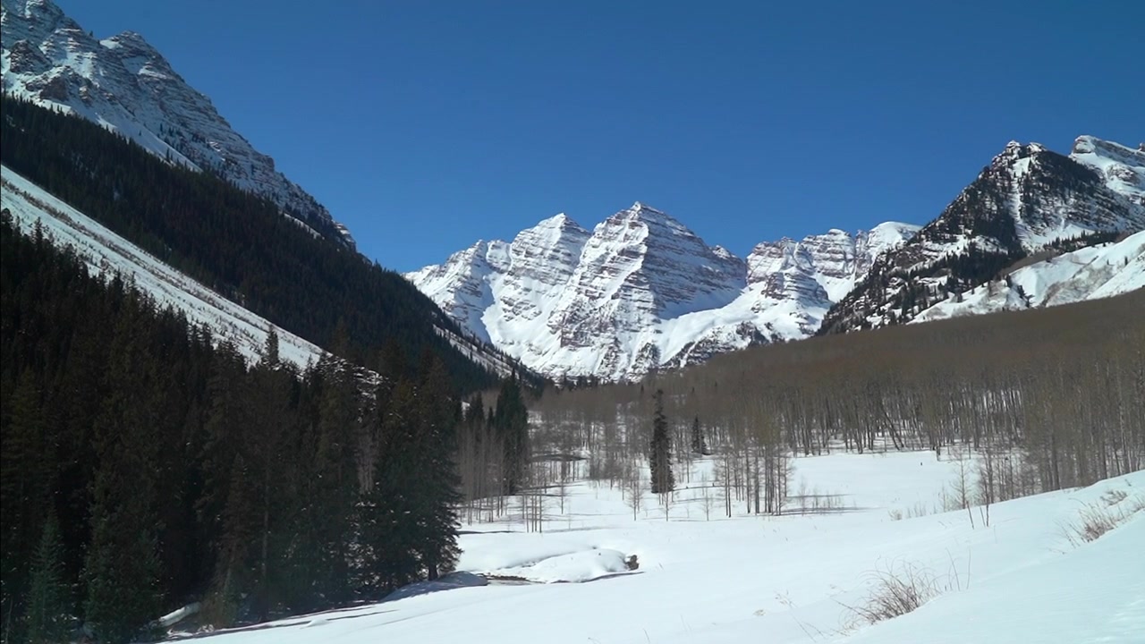 Pieno inverno, Maroon Bells, Aspen Wilderness, Colorado, cielo azzurro, primo mattino, neve fresca, panoramica a sinistra