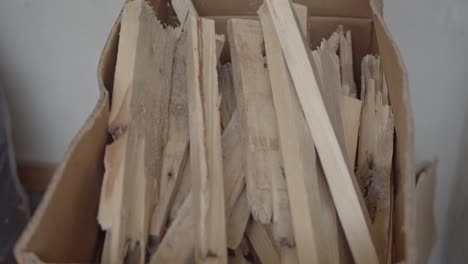 manos tirando piezas de madera a cartón 4k