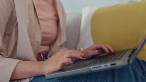 chica asiática, estudiante y estudiando con computadora portátil