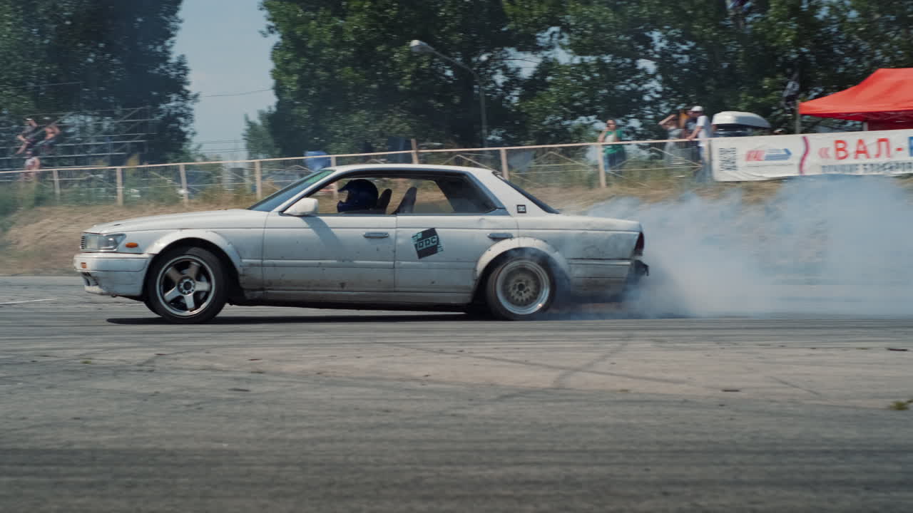 дрейфующая машина на соревновании