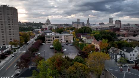 Empuje-Aéreo-Sobre-Hojas-De-Otoño-Y-Follaje-Hacia-La-Capital-Del-Estado-En-Providence-Rhode-Island