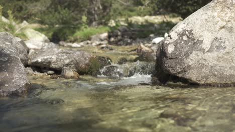 Aguas-De-Manantial-De-Montaña-En-Un-Río-Rocoso