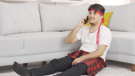 hombre gracioso hablando por teléfono mientras hace deportes.