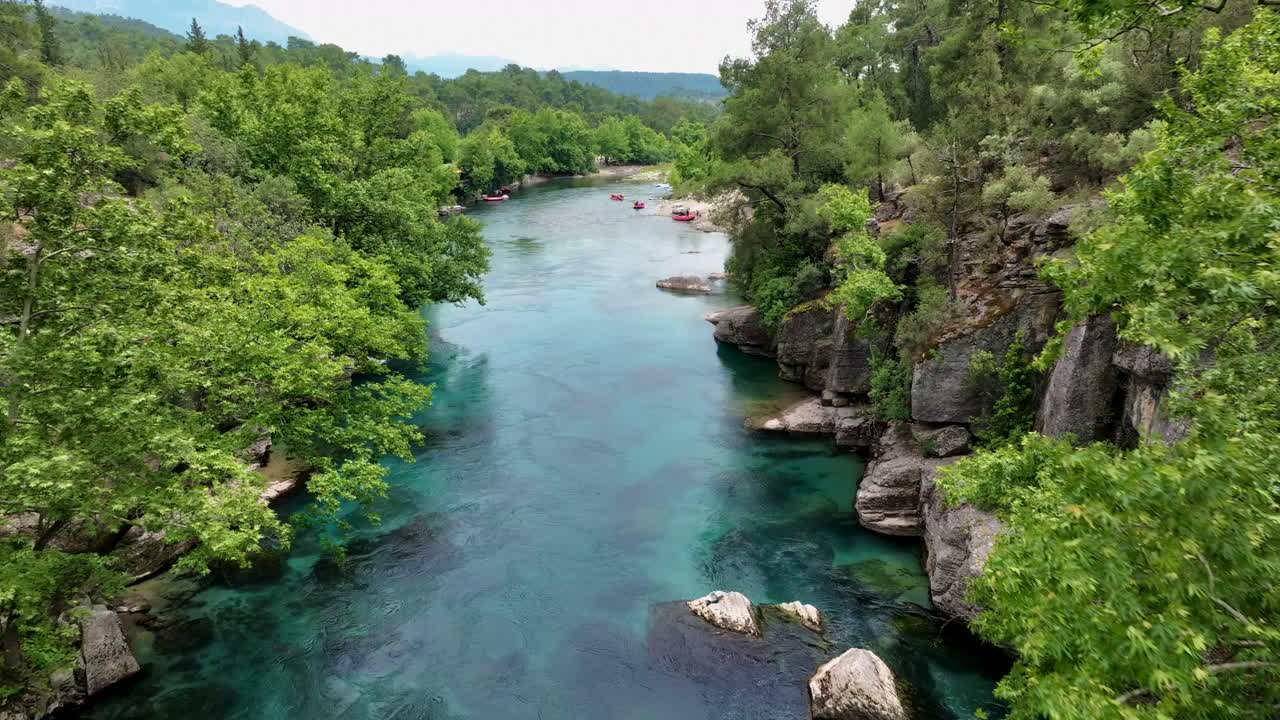 라프팅 활동과 함께 커스 강 협곡