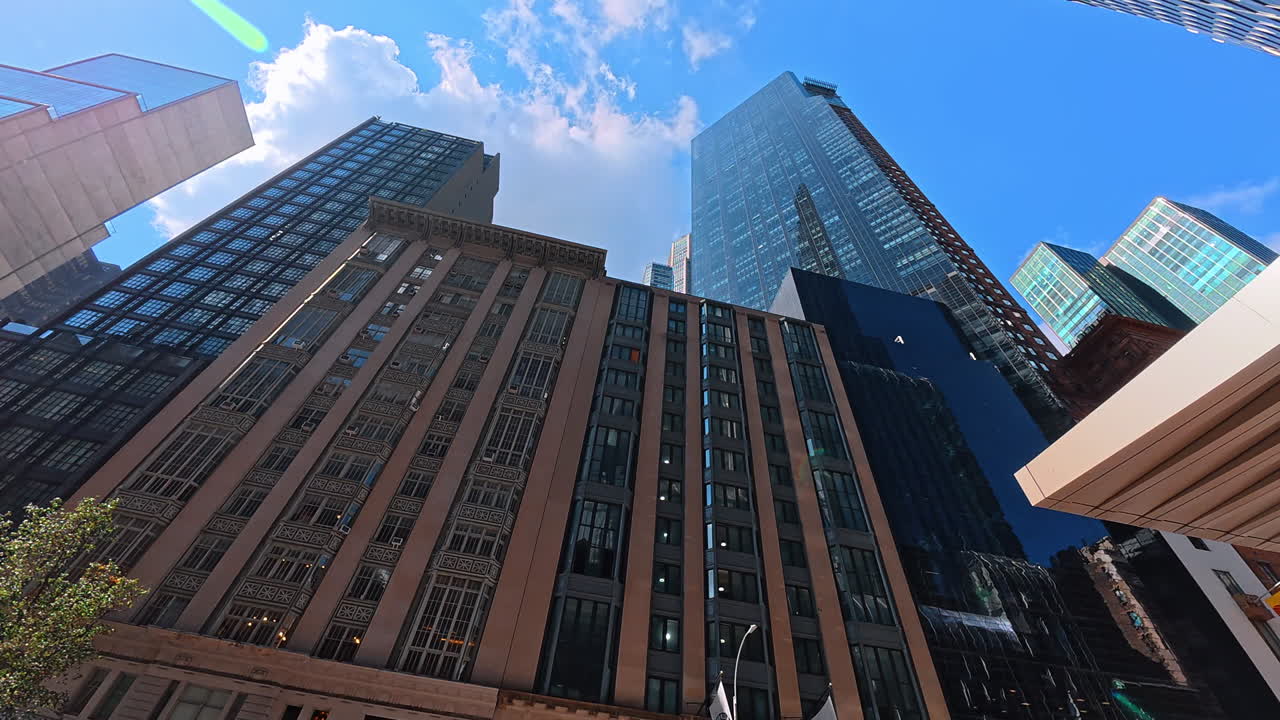 New York, USA, 1 agosto 2025: grattacieli a Midtown Manhattan sotto la luce del sole. Alte torri di vetro e cemento a Manhattan con il sole che splende nel cielo.