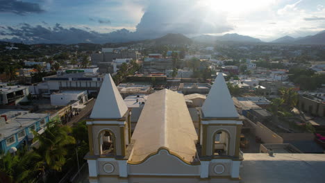 toma frontal de drones de la fachada principal de la iglesia de san jose del cabo en baja california sur mexico