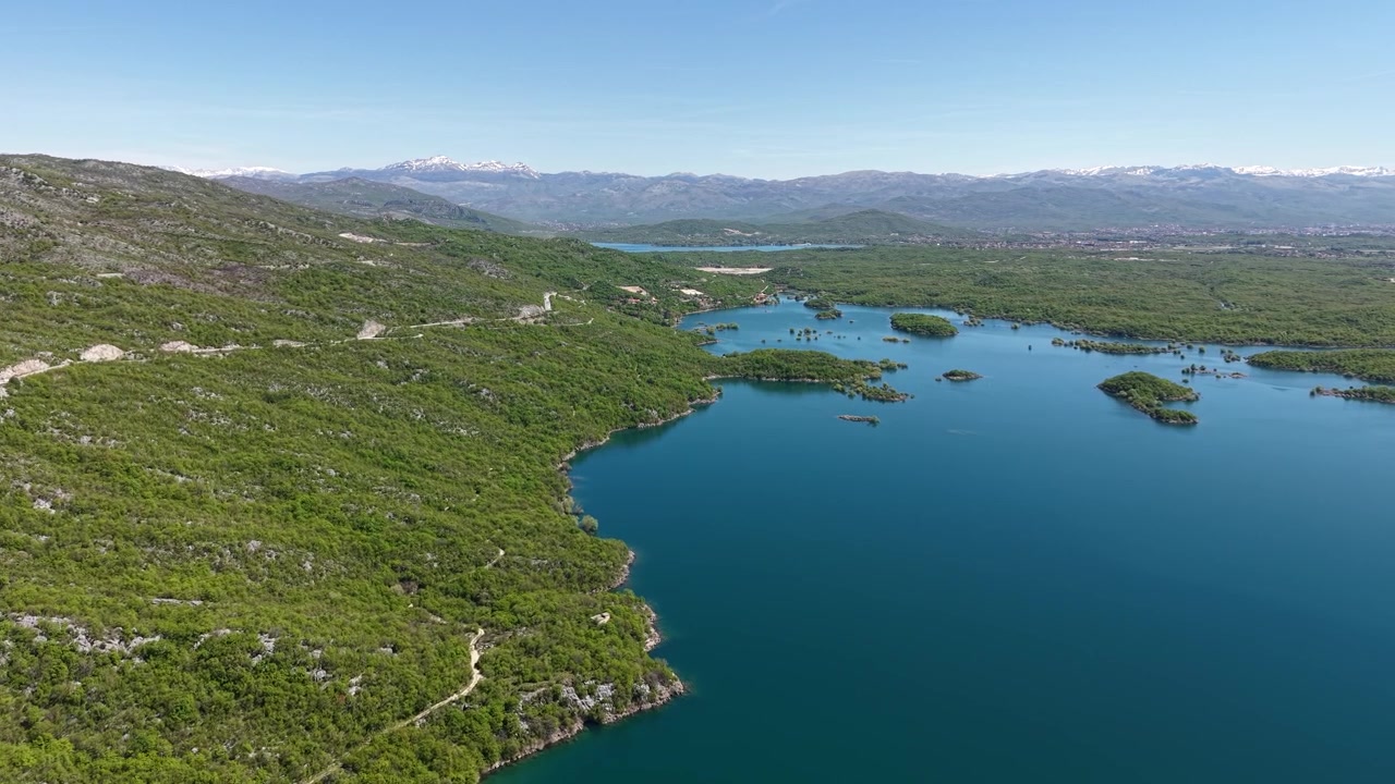 Güneşli bir yaz gününde Karadağ, Niksic yakınlarındaki yapay su rezervuarı Slano Gölü'nün drone çekimi.