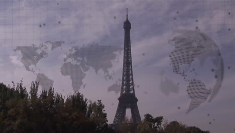 animación del mapa del mundo y el globo giratorio frente a la vista de la torre eiffel