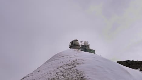 Edificios-Turísticos-En-El-Valle-De-Hineres-Lauterbrunnen-En-Suiza.