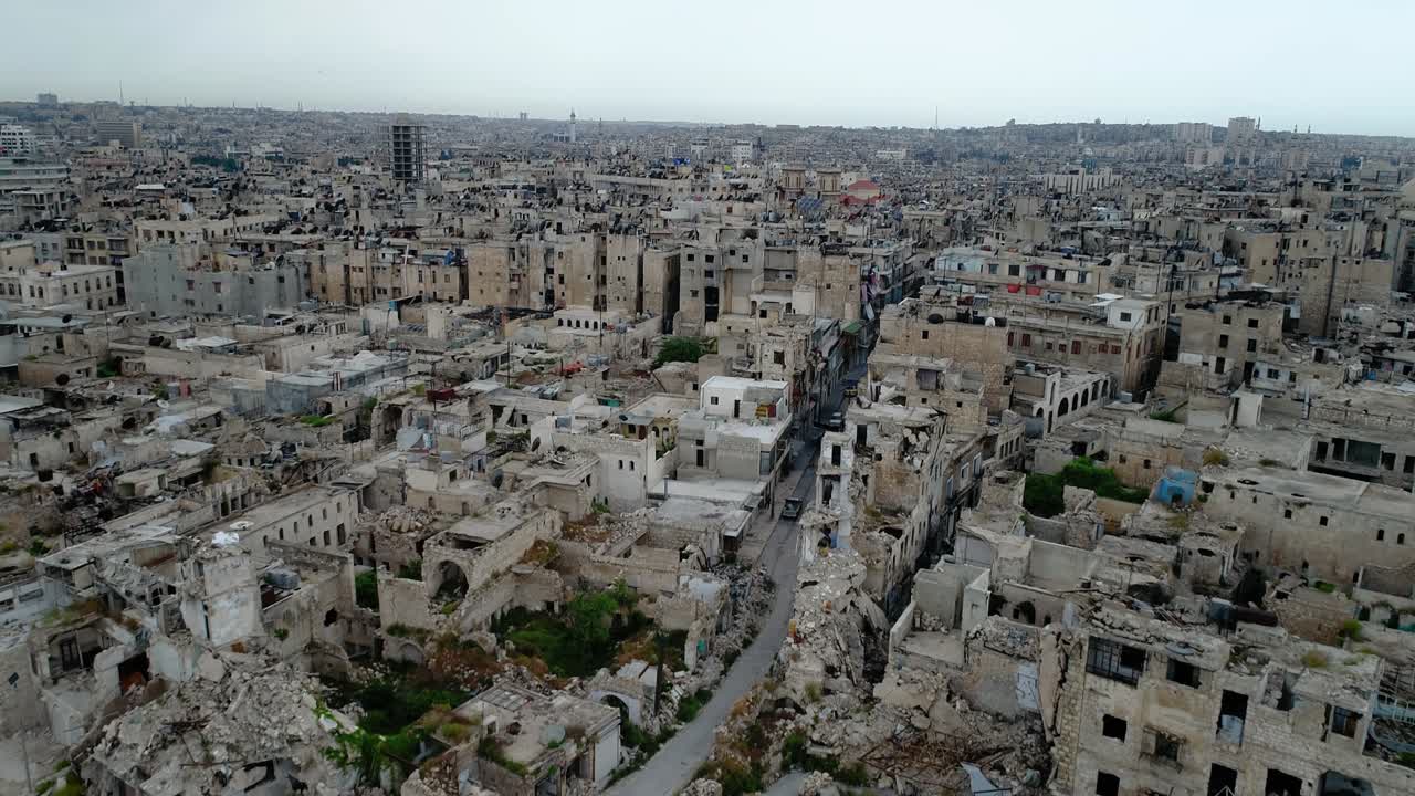 vista aérea de edifícios de aleppo, na síria, 10 anos após a guerra civil.