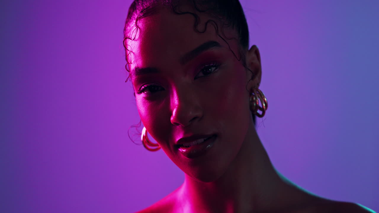 retrato en primer plano de una mujer con iluminación de neón
