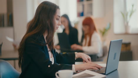 Mitarbeiter-Benutzt-Laptop-Am-Schreibtisch-Im-Büro.