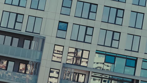 fachada de un edificio de apartamentos moderno
