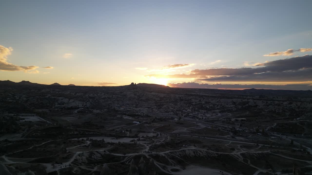 panorama de capadocia durante la puesta de sol en goreme, turquía central