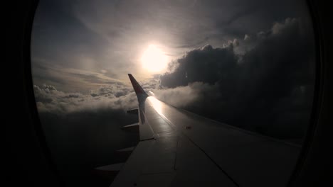 Sonnenuntergang-Und-Schöne-Wolken-Aus-Dem-Fenster-Des-Linken-Flügels-Des-Flugzeugs-Wecken-Reiseerinnerungen