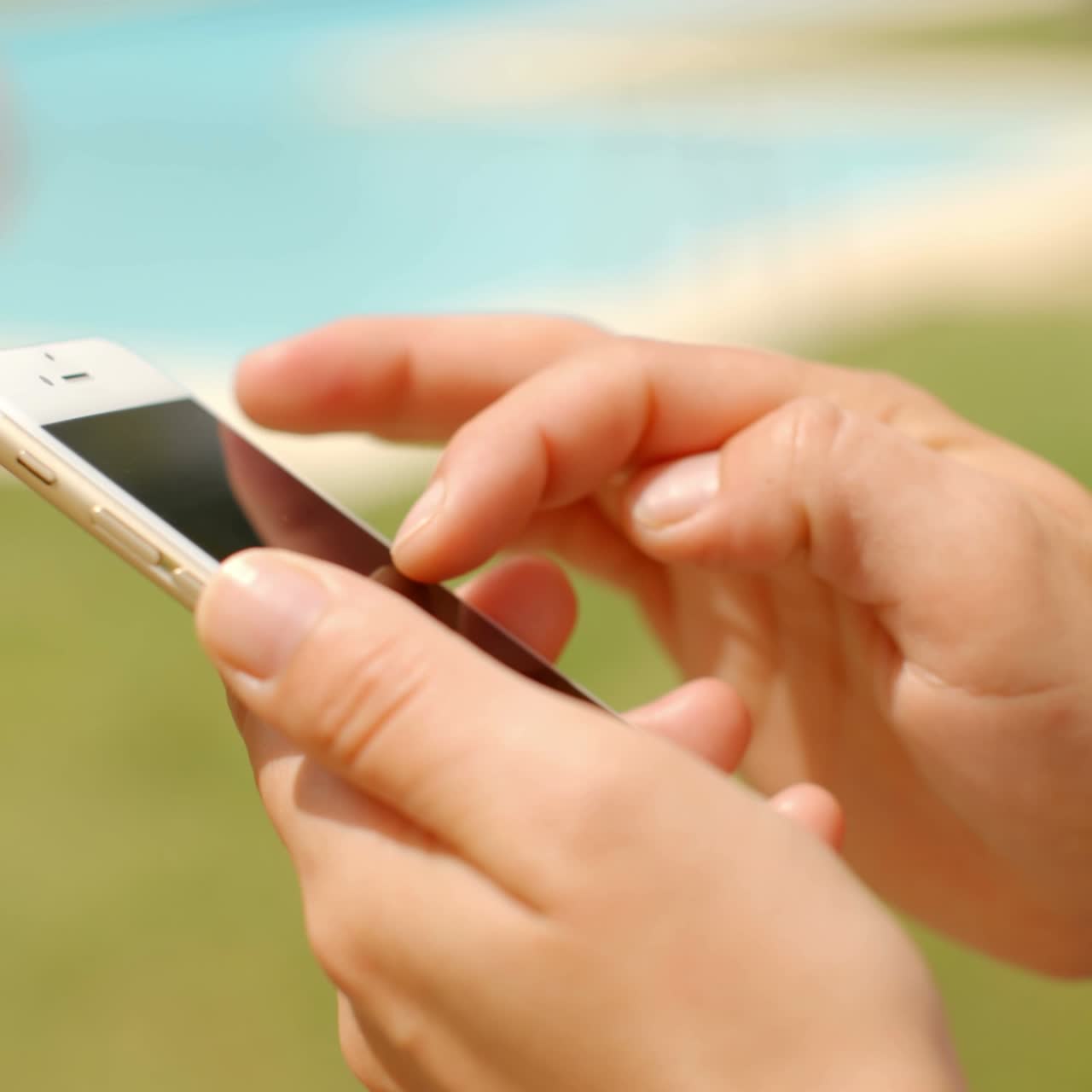 휴대 전화를 사용하는 동안 여자 손에 가까이