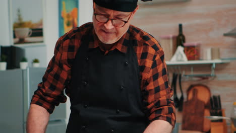 panadero que usa tabletas para cocinar pasteles en casa