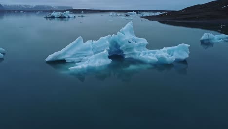 Verschneite-Eisberge-Im-Meerwasser